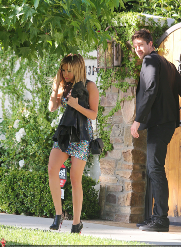  Ashley - Leaving her 首页 in Toluca Lake with Scott - June 08, 2012