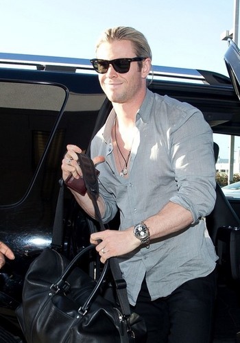  Chris Hemsworth at the Airport in LA