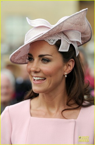 Duchess Kate: Buckingham Palace Garden Tea Party!