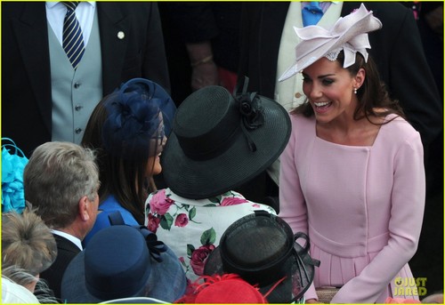  Duchess Kate: Buckingham Palace Garden té Party!