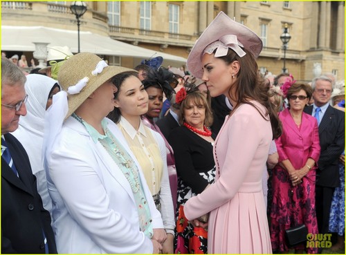  Duchess Kate: Buckingham Palace Garden 茶 Party!