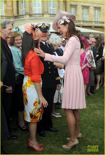  Duchess Kate: Buckingham Palace Garden chai Party!