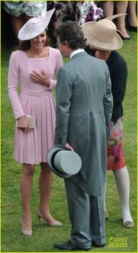  Duchess Kate: Buckingham Palace Garden چائے Party!