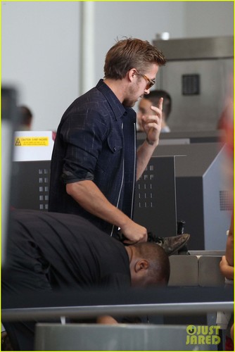 Eva Mendes & Ryan Gosling: Going Green at the Airport!