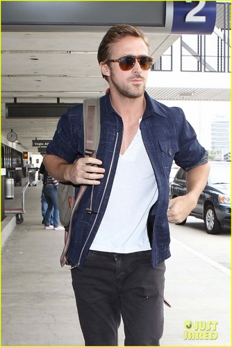  Eva Mendes & Ryan Gosling: Going Green at the Airport!