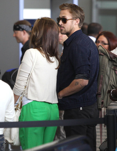  Eva - and Ryan gänschen, gosling arriving for a flight at LAX airport in Los Angeles, June 02, 2012