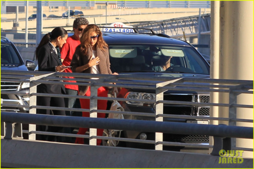  Eva - and Ryan gosling کے, بطخا at the airport - June 07, 2012