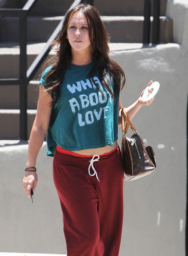  Goes All Natural To A News Stand Near Her House To Buy A Vogue Magazine [7 June 2012]