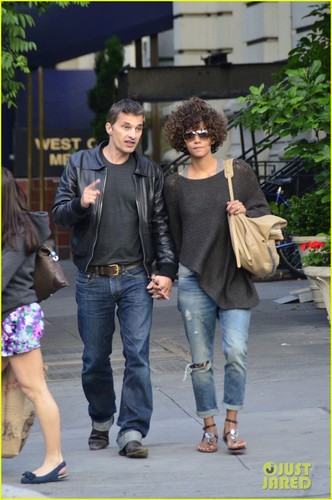  Halle Berry: Style Tips Revealed!