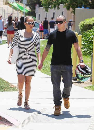  Jennifer Lopez And Family Seen At The Round Meadow Elementary School In Calabasas [3 June 2012]