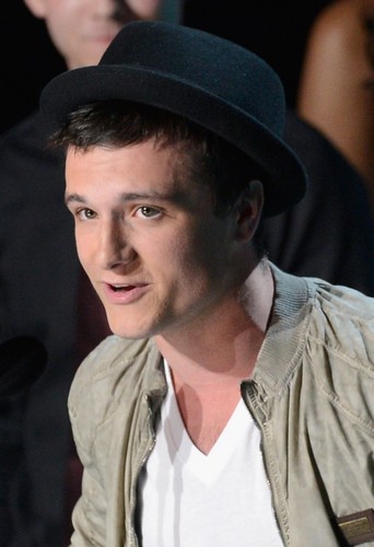  Josh at the 엠티비 Movie Awards 2012