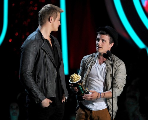  Josh at the 엠티비 Movie Awards 2012