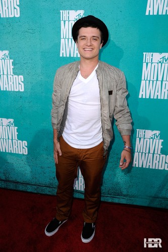  Josh at the 音乐电视 Movie Awards 2012