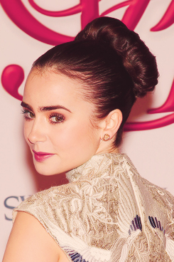  Lily Collins एल CFDA Fashion Awards (2012)
