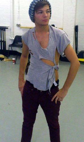  Louis wearing a worn-out shirt! <3