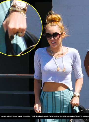  Miley wearing engagement ring