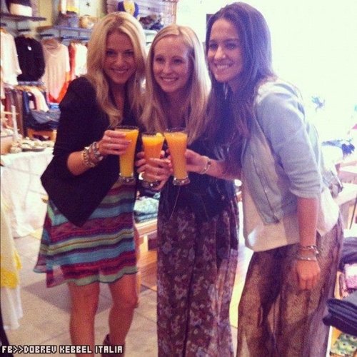 New pic of Candice with the girls of "Show Me Your Mumu".