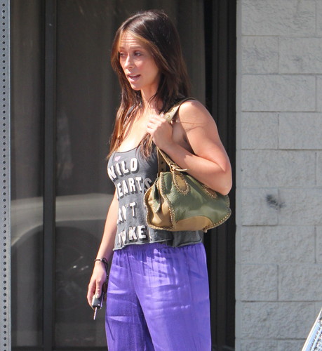  Outside Her ہوم In Los Angeles [30 May 2012]