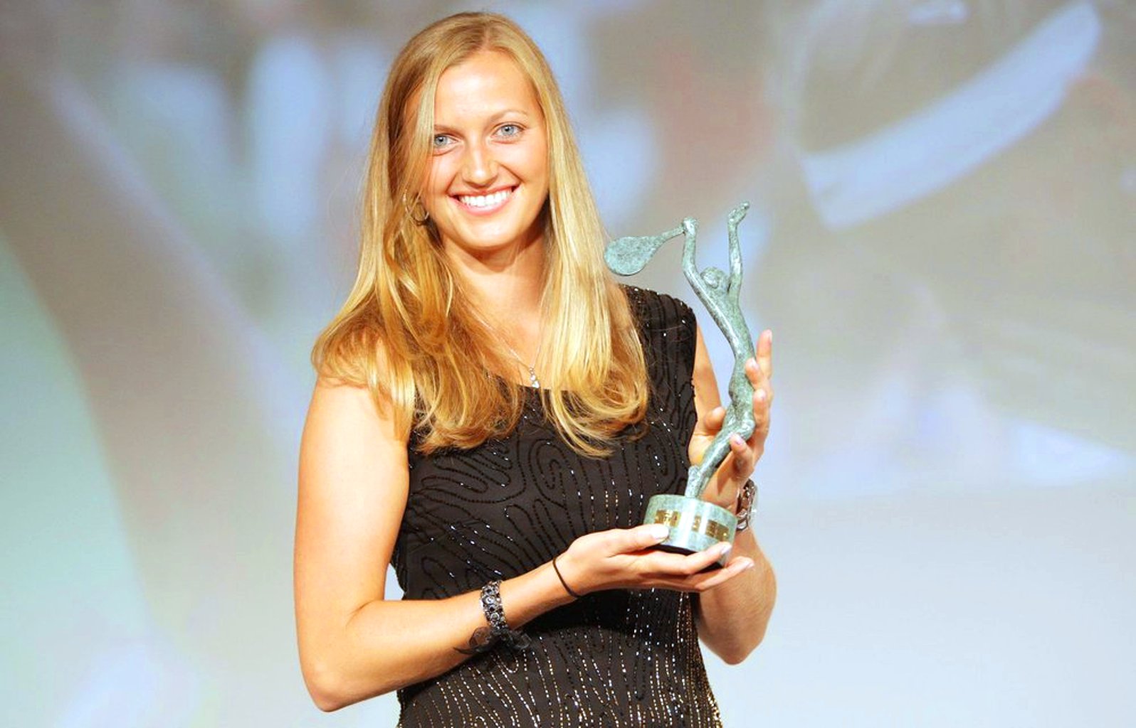  Petra Kvitova and trophy for best テニス player in last season