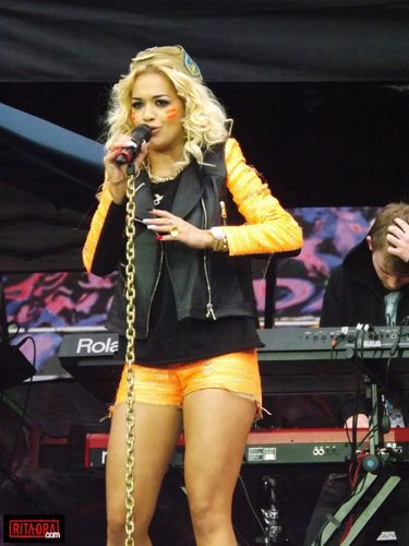  Rita Ora - コールドプレイ Tour - Emirates Stadium - London, UK - June 02, 2012