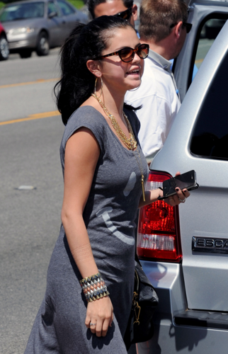  Selena - Leaving a Memorial 日 Beach, Malibu - May 28, 2012