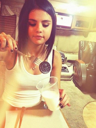Selena eats oreo with forks <3