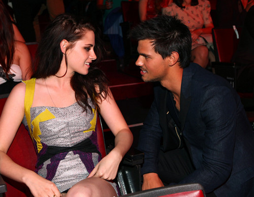 Taylor and Kristen at 2012 MTV Movie Awards