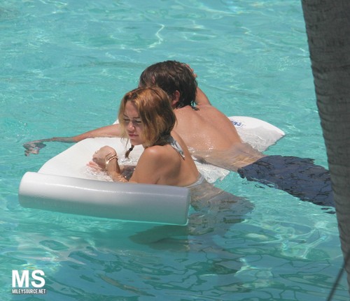  13/06 In The Pool Of Her Hotel In Miami
