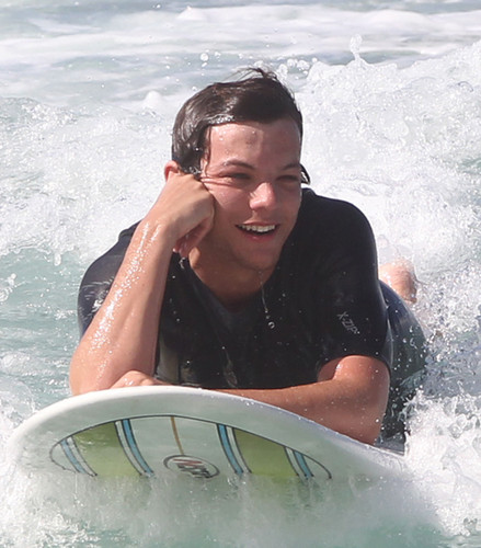  Cute Picture of Louis while Surfing <3