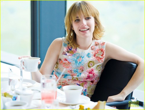  Emma Roberts: 'Seventeen' Pretty Amazing Luncheon!