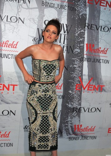  HQ ছবি of Kristen at the "Snow White and the Huntsman" premiere in Sydney. {19/06/12}