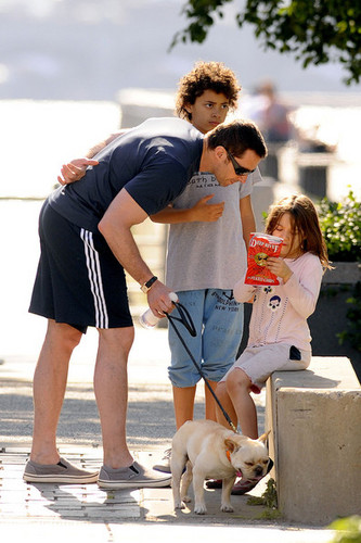  Hugh Jackman and His Kids Spend Father's hari at the Park