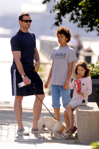  Hugh Jackman and His Kids Spend Father's dag at the Park