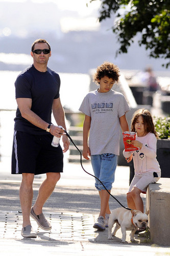  Hugh Jackman and His Kids Spend Father's siku at the Park