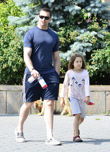  Hugh Jackman and His Kids Spend Father's दिन at the Park