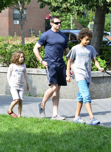 Hugh Jackman and His Kids Spend Father's দিন at the Park