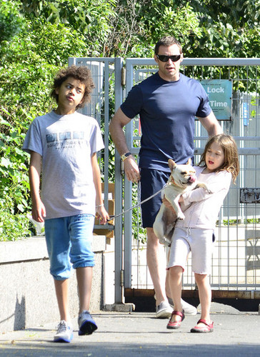  Hugh Jackman and His Kids Spend Father's araw at the Park