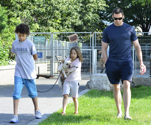  Hugh Jackman and His Kids Spend Father's araw at the Park