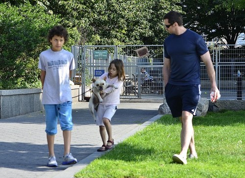  Hugh Jackman and His Kids Spend Father's दिन at the Park