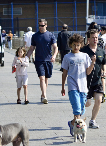 Hugh Jackman and His Kids Spend Father's dag at the Park
