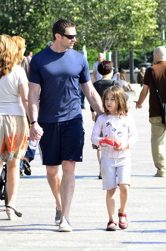  Hugh Jackman and His Kids Spend Father's 일 at the Park