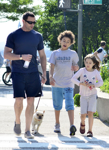  Hugh Jackman and His Kids Spend Father's 日 at the Park