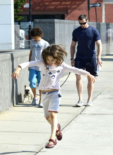  Hugh Jackman and His Kids Spend Father's dia at the Park
