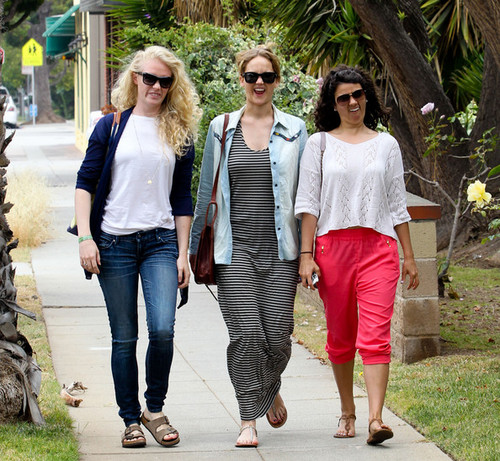  Jen out with 프렌즈 in Santa Monica {13/06/12}