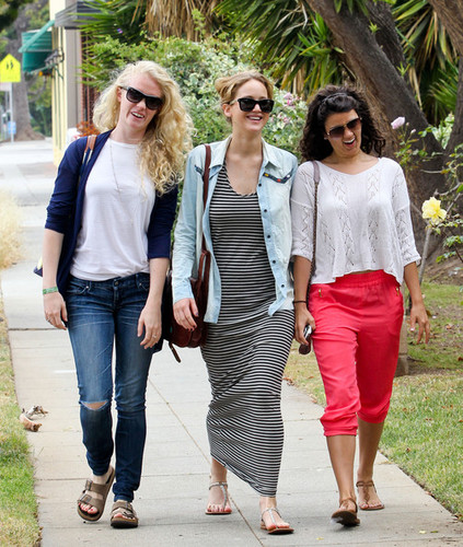  Jen out with फ्रेंड्स in Santa Monica {13/06/12}