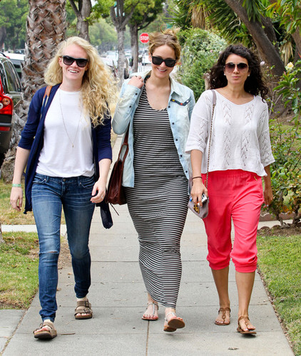 Jen out with friends in Santa Monica {13/06/12}