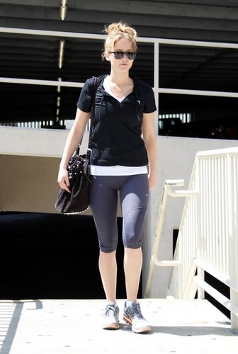  Jennifer arriving at a gym in LA - 12.06.12