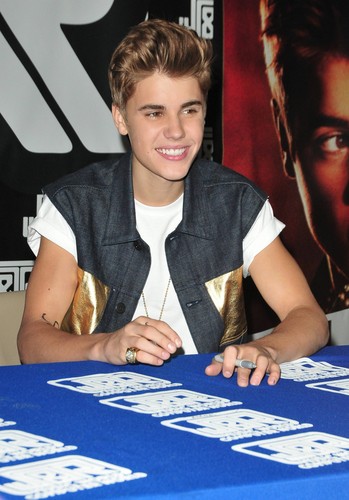 Justin Bieber Signing @ J&R in NYC