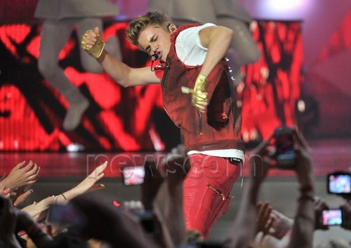 Justin performs at the 2012 MMVA’s