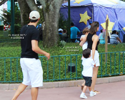  Kaka with his family on ディズニー